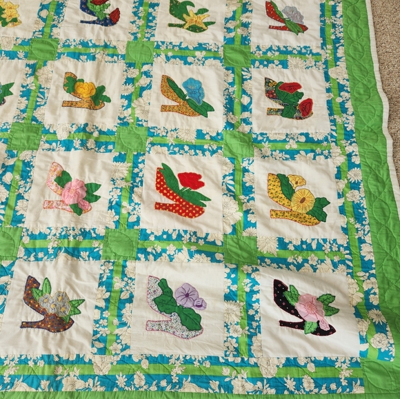 Vintage quilt, 88x73, high heel theme - Picture 5 of 6